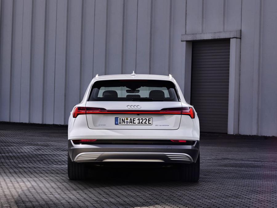  Audi e-tron 50 Quattro 2019 года  (WW) (фото 4 из 16)